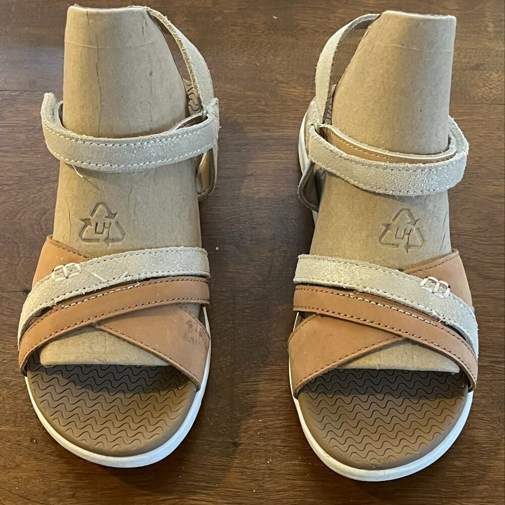 ALMOST NEW DESIGNER SPERRY GIRLS SANDALS, SIZE 6 1/2 YOUTH